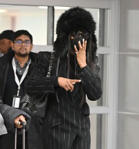 naomi-campbell-arrives-at-jfk-airport-in-new-york-03-06-2024-3.jpg