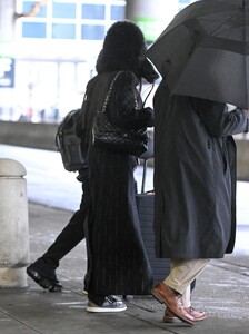 naomi-campbell-arrives-at-jfk-airport-in-new-york-03-06-2024-4.jpg