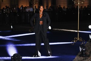 naomi-campbell-at-dolce-gabbana-40th-anniversary-exhibition-in-milan-04-06-2024-2.jpg