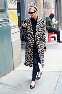 nicky-hilton-in-a-chic-ensemble-in-new-york-04-01-2024-0.thumb.jpg.9be3f2728420605bc6000cb5ec07bc7b.jpg