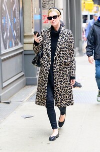 nicky-hilton-in-a-chic-ensemble-in-new-york-04-01-2024-3.thumb.jpg.5721978fc78dca246a155224ab554a12.jpg