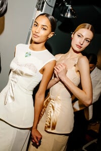 nyfw_f23_backstage_tory_hunter_abrams_018.thumb.jpg.a533f4bc3103fa82a892b4474f930cd6.jpg