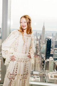 nyfw_f23_backstage_ulla_johnson_hunter_abrams_004.thumb.jpg.14349bff2c9d87a64e221e489c4f3077.jpg