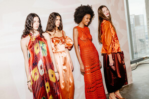 nyfw_f23_backstage_ulla_johnson_hunter_abrams_006.thumb.jpg.b5e7510c644e2f165f27e24b137bd1b1.jpg