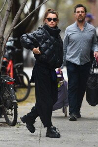 penelope-cruz-in-an-all-black-ensemble-shopping-at-what-goes-around-comes-around-store-in-soho-04-18-2024-0.jpg