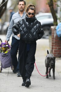 penelope-cruz-in-an-all-black-ensemble-shopping-at-what-goes-around-comes-around-store-in-soho-04-18-2024-2.jpg