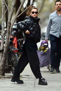 penelope-cruz-in-an-all-black-ensemble-shopping-at-what-goes-around-comes-around-store-in-soho-04-18-2024-4.jpg