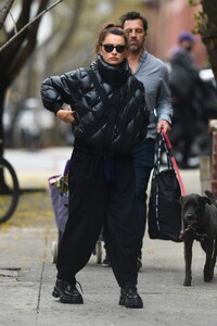 penelope-cruz-in-an-all-black-ensemble-shopping-at-what-goes-around-comes-around-store-in-soho-04-18-2024-5.jpg