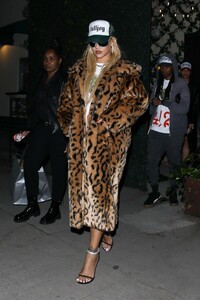 rihanna-night-out-style-hollywood-04-20-2024-4.jpg