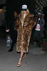 rihanna-night-out-style-hollywood-04-20-2024-6.jpg