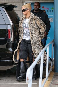 rihanna-street-style-los-angeles-03-29-2024-0.jpg