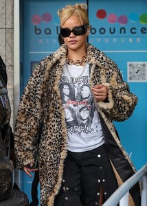 rihanna-street-style-los-angeles-03-29-2024-8.jpg