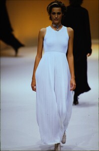 salvatore-ferragamo-ss-1994-8.thumb.jpg.60ec5f603fa6ffb80718383f97552c75.jpg