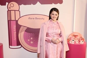 selena-gomez-celebrates-launch-of-rare-beauty-s-pinch-luminous-powder-collection-in-nyc-04-06-2024-4.jpg