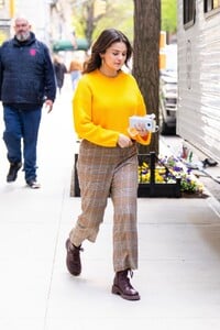 selena-gomez-filming-only-murders-in-the-building-in-new-york-04-24-2024-1.jpg
