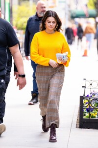 selena-gomez-filming-only-murders-in-the-building-in-new-york-04-24-2024-2.jpg