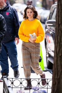 selena-gomez-filming-only-murders-in-the-building-in-new-york-04-24-2024-4.jpg