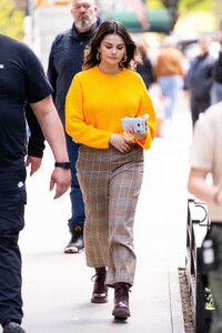 selena-gomez-filming-only-murders-in-the-building-in-new-york-04-24-2024-9.jpg