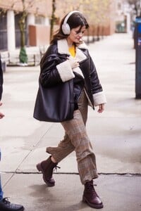 selena-gomez-on-the-set-of-only-murders-in-the-building-in-nyc-04-12-2024-12.jpg