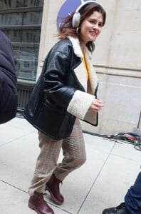 selena-gomez-on-the-set-of-only-murders-in-the-building-in-nyc-04-12-2024-2.jpg