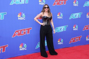 sofia-vergara-at-agt-season-19-red-carpet-in-pasadena-03-26-2024-0.jpg