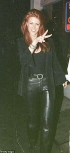 the-viper-room-angie-everhart-1998-1618020.thumb.jpg.3481702dc0e74f838272349ba513d9b9.jpg