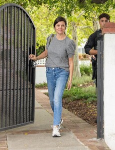 tiffani-thiessen-in-casual-outfit-out-in-encino-04-23-2024-4.jpg