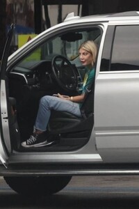 tori-spelling-stopping-by-a-ups-store-in-los-angeles-01-19-2024-1.jpg