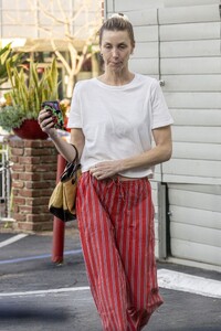 whitney-port-embraces-a-natural-look-in-studio-city-04-21-2024-1.jpg