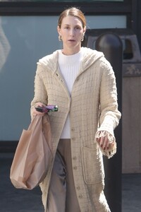 whitney-port-street-style-exiting-a-7-eleven-store-in-la-04-09-2024-1.jpg