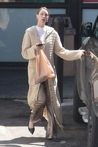 whitney-port-street-style-exiting-a-7-eleven-store-in-la-04-09-2024-2.jpg