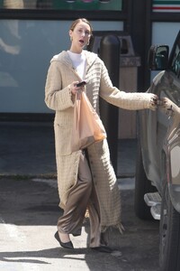 whitney-port-street-style-exiting-a-7-eleven-store-in-la-04-09-2024-4.jpg