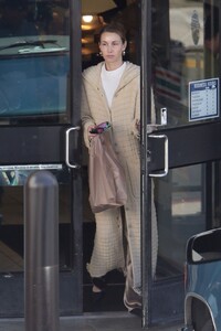 whitney-port-street-style-exiting-a-7-eleven-store-in-la-04-09-2024-5.jpg