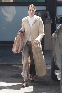 whitney-port-street-style-exiting-a-7-eleven-store-in-la-04-09-2024-6.jpg