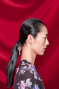 00002-balenciaga-spring-2024-ready-to-wear-detail-credit-brand.thumb.jpg.260833c234257c5725dd9132629e05a5.jpg