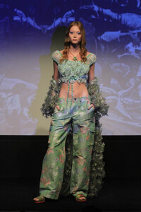 00003-annasui-spring2024-readytowear-credit-raoulgatchalian.thumb.jpg.f6386374b6deaa0bb3aa73c89f1d7156.jpg