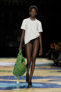 00004-bottega-veneta-spring-2024-ready-to-wear-credit-gorunway.thumb.jpg.3aa83ce135fdb5e22ad415e9444d33bf.jpg