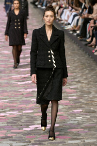 00008-chanel-fall-2023-couture-credit-gorunway.thumb.jpg.57615a0cd27b96bd5c5c948089bcba2a.jpg