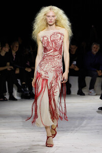 00014-alexander-mcqueen-spring-2024-ready-to-wear-credit-brand.thumb.jpg.a667f50e3e03c5ab2e33f7bdd396f104.jpg