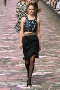 00014-chanel-fall-2023-couture-credit-gorunway.thumb.jpg.af4e699edfbf7fdffbda38ed253805da.jpg
