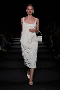 00018-altuzarra-spring-2024-ready-to-wear-credit-gorunway.thumb.jpg.6d995f8f7462376f32a6c29eaf001f85.jpg