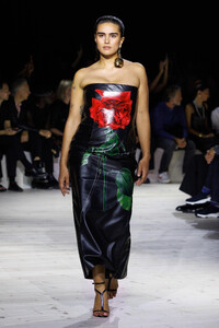 00019-alexander-mcqueen-spring-2024-ready-to-wear-credit-brand.thumb.jpg.fbc3dcee12c3dfa696abe1ea7ca47701.jpg