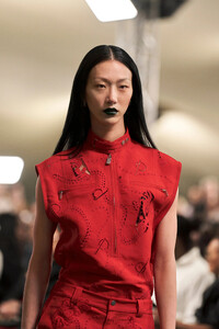 00021-burberry-spring-2024-ready-to-wear-detail-credit-brand.thumb.jpg.45837404f75f679441995d4957eaf83e.jpg