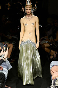 00022-jean-paul-gaultier-fall-2023-couture-credit-gorunway.thumb.jpg.3697b06d6b9c0276c66645f801ec5c88.jpg