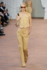 00025-alberta-ferretti-spring-2024-ready-to-wear-credit-gorunway.thumb.jpg.3fbccf811588cc2200c50f5e215012c0.jpg