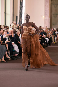 00025-schiaparelli-fall-2023-couture-credit-gorunway.thumb.jpg.276fe2341b7f311995658fa8223b048c.jpg