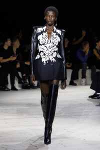 00028-alexander-mcqueen-spring-2024-ready-to-wear-credit-brand.thumb.jpg.f890a492328677d5a0dd43db8f2cc63e.jpg