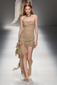 00028-blumarine-spring-2024-ready-to-wear-credit-gorunway.thumb.jpg.2295e7e48023d14c26fe2b62b30cb5fe.jpg