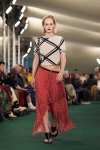 00029-burberry-spring-2024-ready-to-wear-credit-gorunway.thumb.jpg.844d8f4712d6adfca9693721a5230a43.jpg