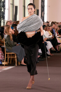 00030-schiaparelli-fall-2023-couture-credit-gorunway.thumb.jpg.c73ed1b401489a0380548f85ff69b1d7.jpg